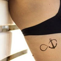 Ordentlicher schwarzer weiblicher Unendlichkeitsymbol Anker Tattoo an Rippen