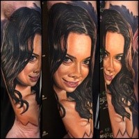 New School-Stil farbige Arm Tattoo der süßen Frau Gesicht