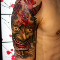 Nuevo estilo de escuela tatuaje de brazo superior de cara de monstruo con cuerda roja
