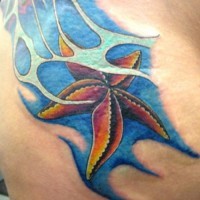 bellissimo colorato stella marina sotto acqua tatuaggio su spalla