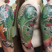 Bel tatuaggio con pesci koi verdi sulla spalla
