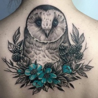 Bel tatuaggio di gufo e fiori sulla parte superiore della schiena