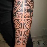 Tatuaje en el antebrazo, ornamento negro tribal increíble