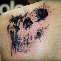 Vecchio tatuaggio dettagliato della donna su scapolare
