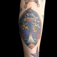 Oldschool Anker mit Sturmwolken und Blitze Tattoo am Unterarm