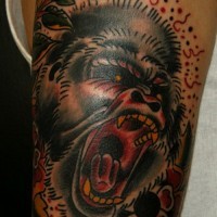 Tatuaje en el brazo,
gorila salvaje y flores, old school