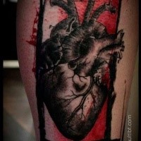 Old school estilo colorido perna tatuagem de coração humano