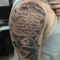 Tatuaje en el brazo, inscripción larga con tormenta y murciélagos