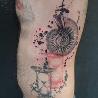 Tatuagem lateral colorida original pintada de nautilus com relógios de areia