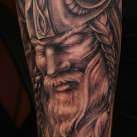 Tatuaje  de vikingo tranquilo en el antebrazo