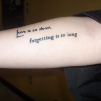 Trauriges Tattoo mit Liebesspruch am Arm