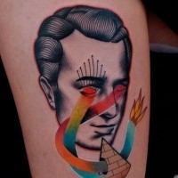 Dipinto da Mariusz Trubisz tatuaggio di uomo raccapricciante con le fiamme