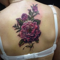Tatuaje de flores rosadas en la parte superior de la espalda