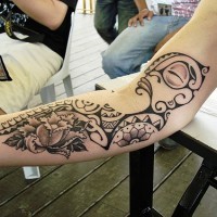 Tatuaggio grande sul braccio i disegni in stile tribale