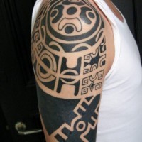 Tatuaggio impressionante sul deltoide in stile tribale