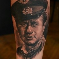 Poratrait estilo detialed tatuagem do famoso piloto de cinema da URSS
