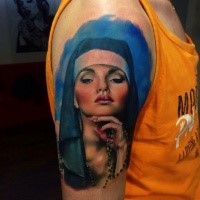 Tatuaje de retrato pintado en estilo art woman en la parte superior del brazo