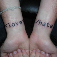 citazione scritta odio di amore tatuaggio su ambedue braccia