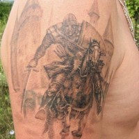 Tatuaje en el brazo,
guerrero con espada va a caballo