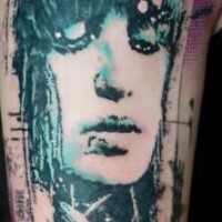 Foto reale come il tatuaggio colorato del braccio superiore del ritratto di donna triste