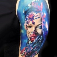 Foto real como tatuaje de brazo superior de color de retrato de mujer con arte corporal