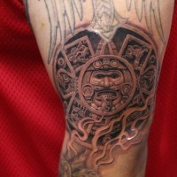 Tatuaje en el brazo, dios azteca del sol de piedra
