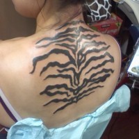 realistico inchiostro nero stampa zebra tatuaggio su parte superiore della schiena