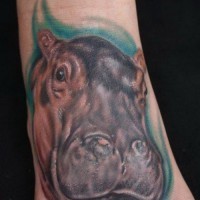 Tatuaje en el pie, cabeza de hipopótamo gris