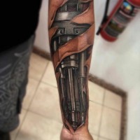 Realistisches Robotertatto mit Details aus Eisen am Arm