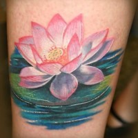 Realistische hübsche Lotusblüte im Wasser Tattoo für Mädchen am Schienbein