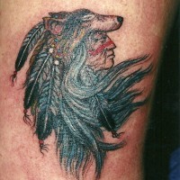 Tatuaggio colorato il lupo e l'indiana in stile tribale