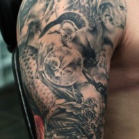 Tatuaje en el brazo, guerrero lucha con serpiente gigantesco