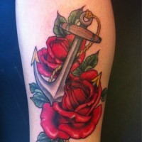 romantica ancora con rose tatuaggio su gamba