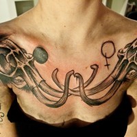 Brust Tattoo mit zwei romantischen schwarzweißen Mammutschädeln