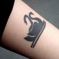 romantico inchiostro nero cigni tatuaggio su braccio