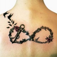 Tatuaje en la espalda,
ancla infinito con rosas y aves diminutas