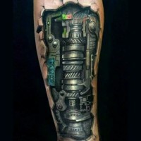 Robotertatto mit Eisendeteils am Arm