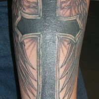 Tatuaje en el antebrazo, cruz grande negro con alas