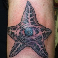 carino inchiostro nero stella marina con occhio blu tatuaggio su braccio