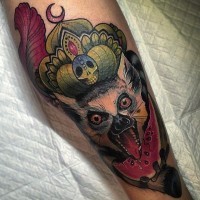 Tatuaje  de lémur enfadado con corona extraña