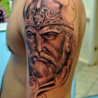 Tatuaje en el brazo,
vikingo serio en el casco con cuernos