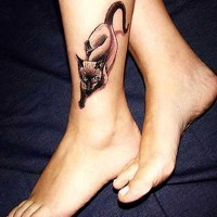 Tatuaggio sulla gamba il gattino nero