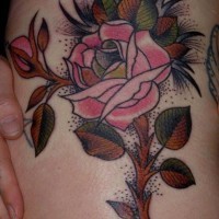 Schönes amerikanisches klassisches Tattoo mit Rose an der Taille