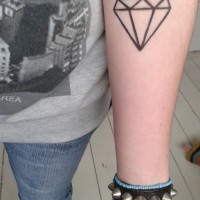 Einfaches Tattoo von schwarzem Diamantenkontur am Unterarm
