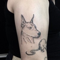 Tatuaje de siluetas de dóberman y ratón en el brazo