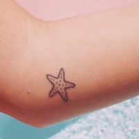 semplice contorno nero stella marina tatuaggio su braccio