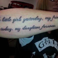 semplice lettere capitale citazione tatuaggio su braccio