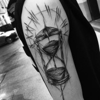 Dibujo de tatuaje de reloj de arena de estilo en el brazo