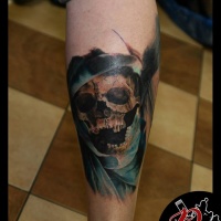 Tatuaggio cranio sulla gamba
