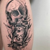 Crânio com tatuagem de ampulheta por Przemek Marcisz